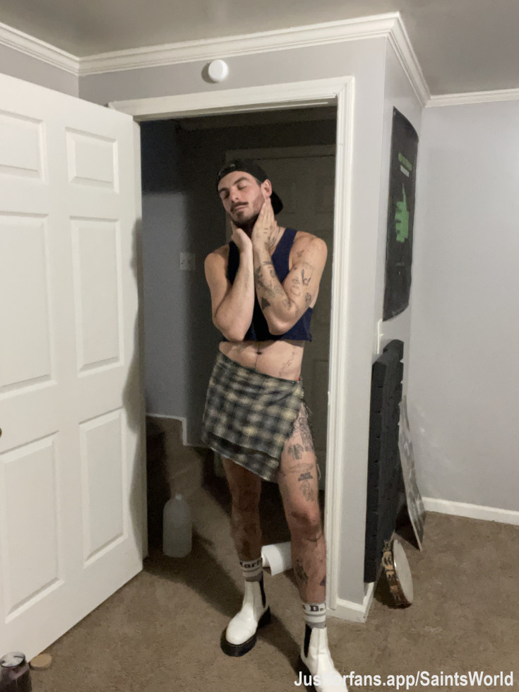 Need to finish this skirt, it's my first attempt at making one myself. I'm trying to make all the sweaty skirts for the guys, gals, gays & theys. Come play with me tonight at 5 PM PST ๐๐คฏ
.
.
.
OF --> @ Spac3boy999