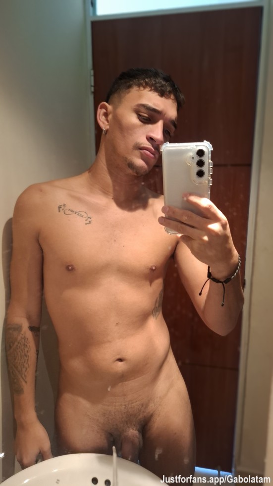 Follow me, I have a 20cm cock for you. 

Sígueme tengo una verga de 20cm para ti