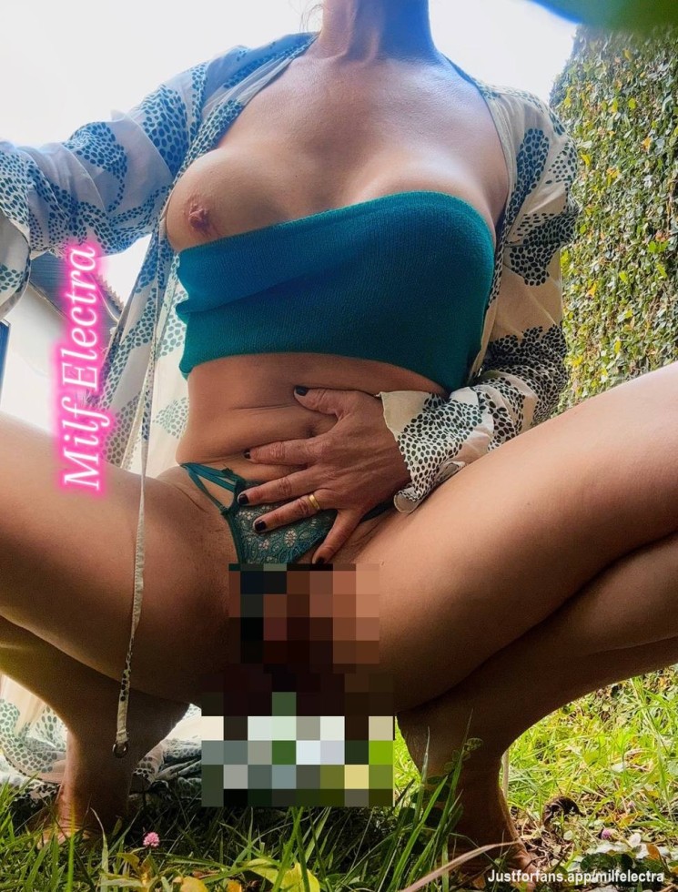 Strolling down the street, and all of a sudden, I really gotta go… 😈 I squat down, slide my panties to the side, and capture this moment 🥵. Does the thought of catching a chick like this, so wild and fearless, get you all worked up? 🍆