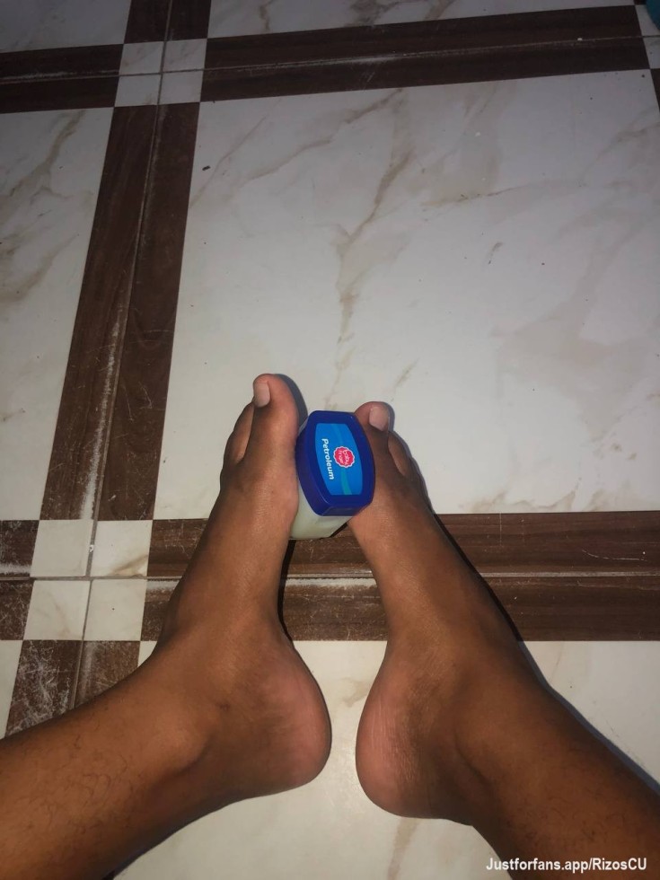 My little feet 👣need Aceitito🧴😈
#feet #littlefeet #pies #piespequeños #suciospies #ricofetiche #fetiche #sexyfeet #realfeet  #oilfeet