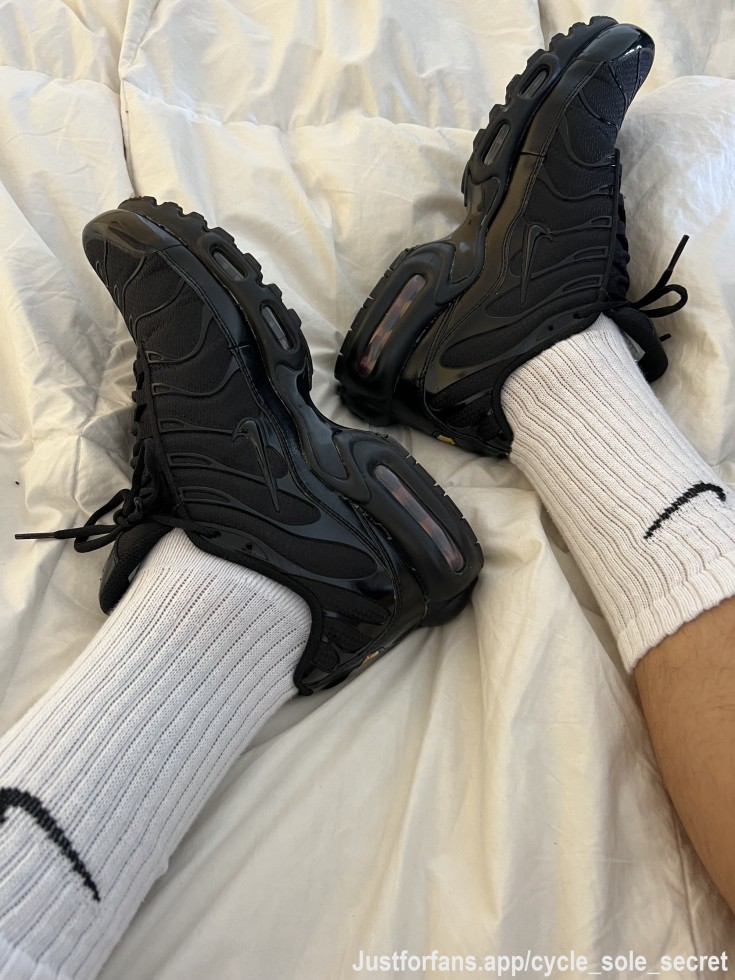 Do you want to smell? 😈🔥

#GaySocks #SmellySocks #WhiteSocks #ScallyLad #GayScally #ScallyLads #NikeSocks #NikeTN #TNs