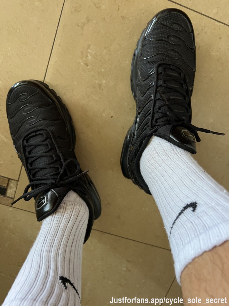 Stepping into pure shoe-sock bliss! Rocking my Nike TNs with crisp white socks just for you, babes 🔥👟😈 

Whether you're into kicks, cozy textures or LGBTQI flair – you’re in the right spot. 

Subscribe for exclusive thigh-high sock routines and sneaker close-ups 😏👉 

Drop a ❤️ if you feel the vibe!

#ShoeSockCrush #NikeTNStyle #SockLoversUnite #LycraFetish #QueerKicks #GaySocks #NikeTN
