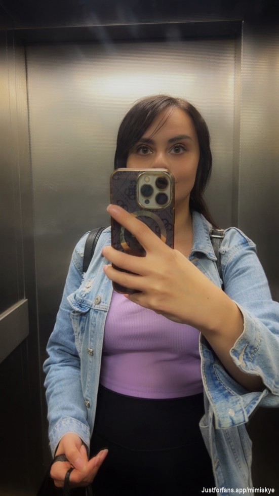 😏 I got stuck in the elevator… but at least I’ve got some time to have a little fun with you 😈
Who wants to join me before the doors open? 🚪💋