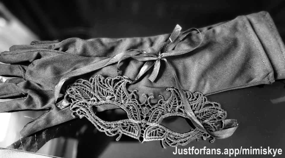 Sometimes the truest stories hide behind a mask… The soft whisper of satin, the touch of mystery, and the silence before a night full of secrets. 🖤🎭

Just a taste of what awaits my subscribers… Discover what lies behind the mask. 🖤✨

#mystery #masquerade #night #darkness #elegance #whisper #blackvelvet #artvibes #mysterynight #behindthescene #darkaesthetic #noirstyle #midnightmood #sneakpeek