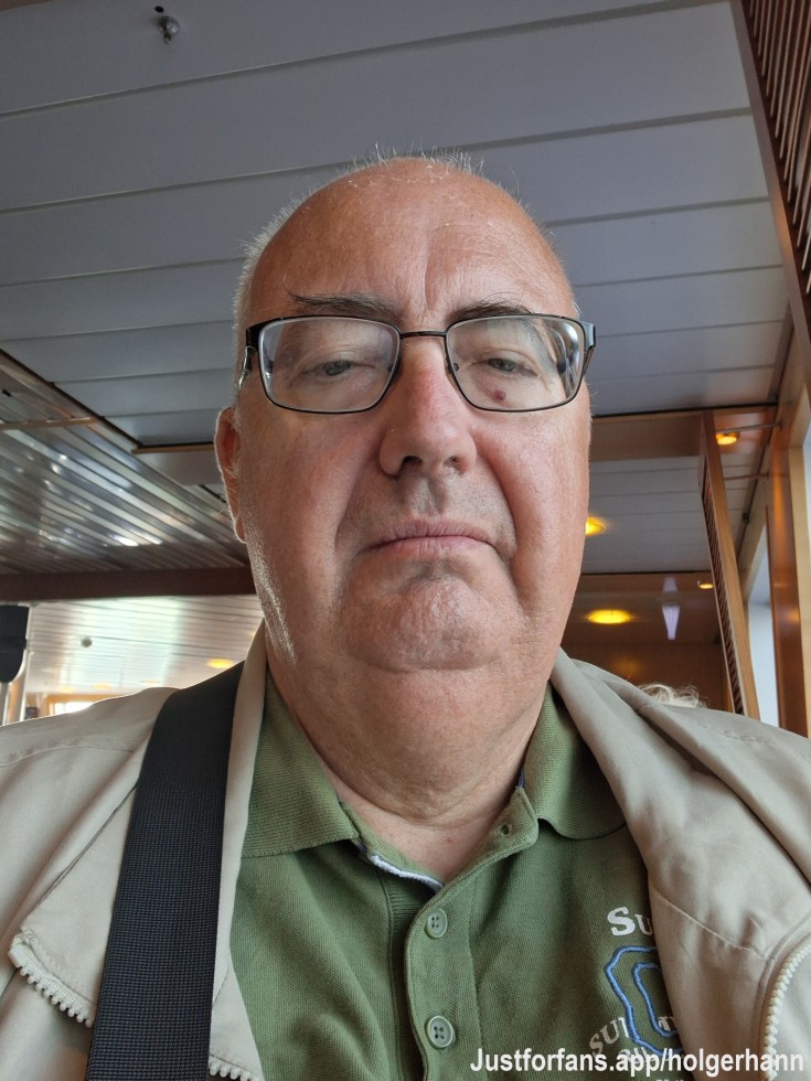 Hallo von mir gibt es normale und etwas Freizügige Fotos und Videos auf meinem Profil