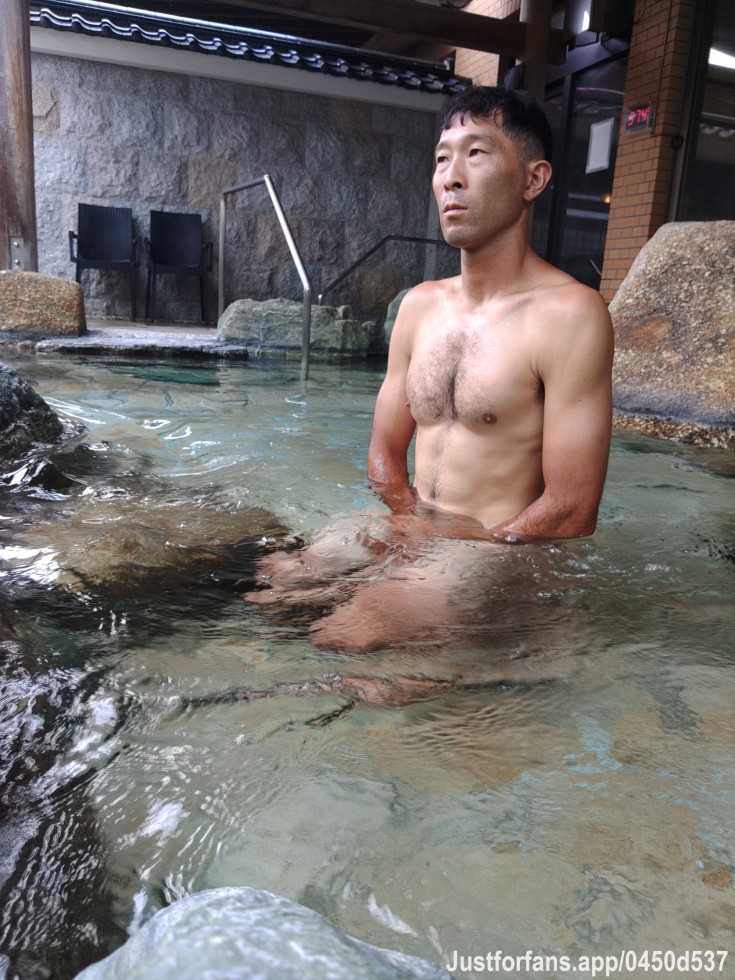 I am taking a bath in hotspring.😃