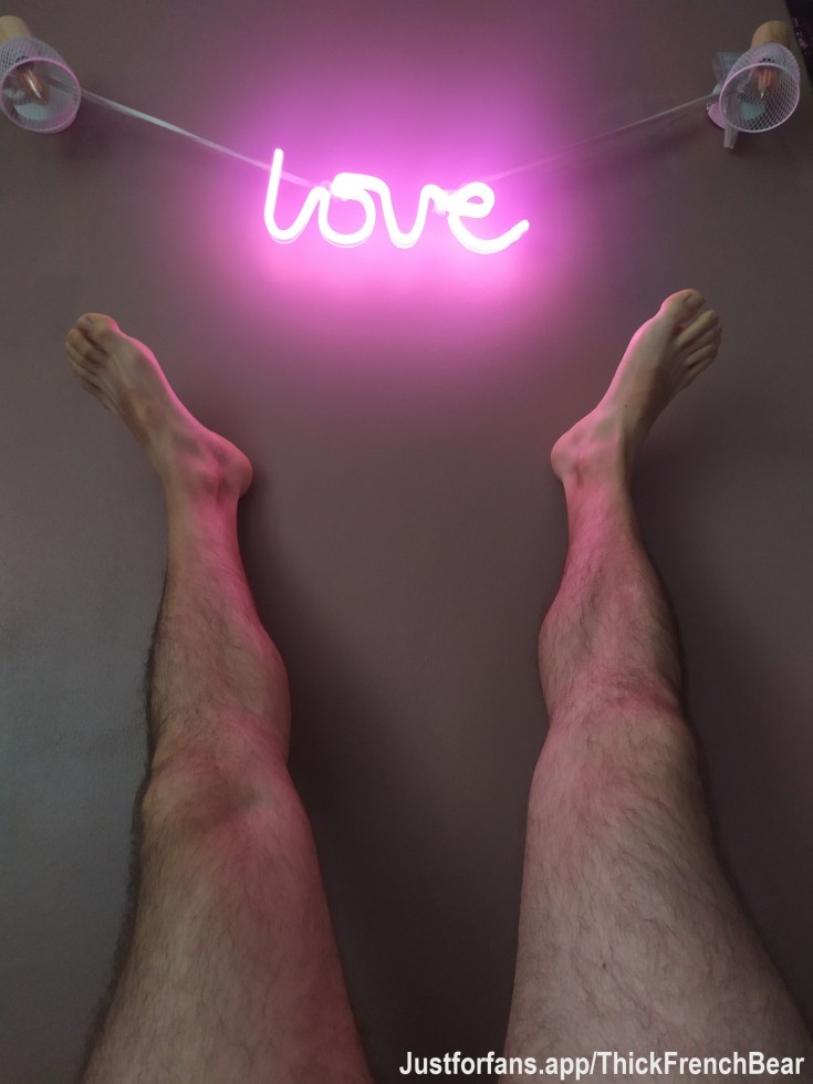 Good night, my dirty foot sluts 🦶💗
Dream of licking these big hairy soles while I sleep naked…
See you tomorrow for something even nastier 😈
#MaleFeet #HairyFeet #BearFeet #FootWorship #BigFeet #SweatyFeet #DaddyFeet #AlphaFeet #GayFeet #FootTease #FootPig