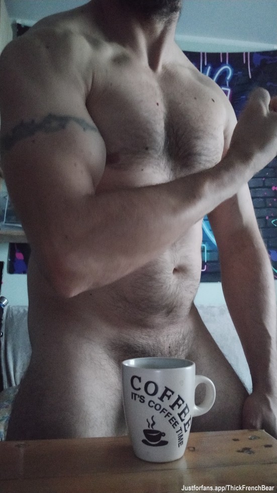 Morning coffee… naked as always ☕🍆
Weekend vibes starting strong 💦
See you tonight on my page – it’s gonna get filthy 😈🔥
Have a horny Saturday, boys 😘
Link in bio 👉🏻🪢
#MorningCoffee #NakedBear #WeekendVibes #FrenchBear #CoffeeAndCock
