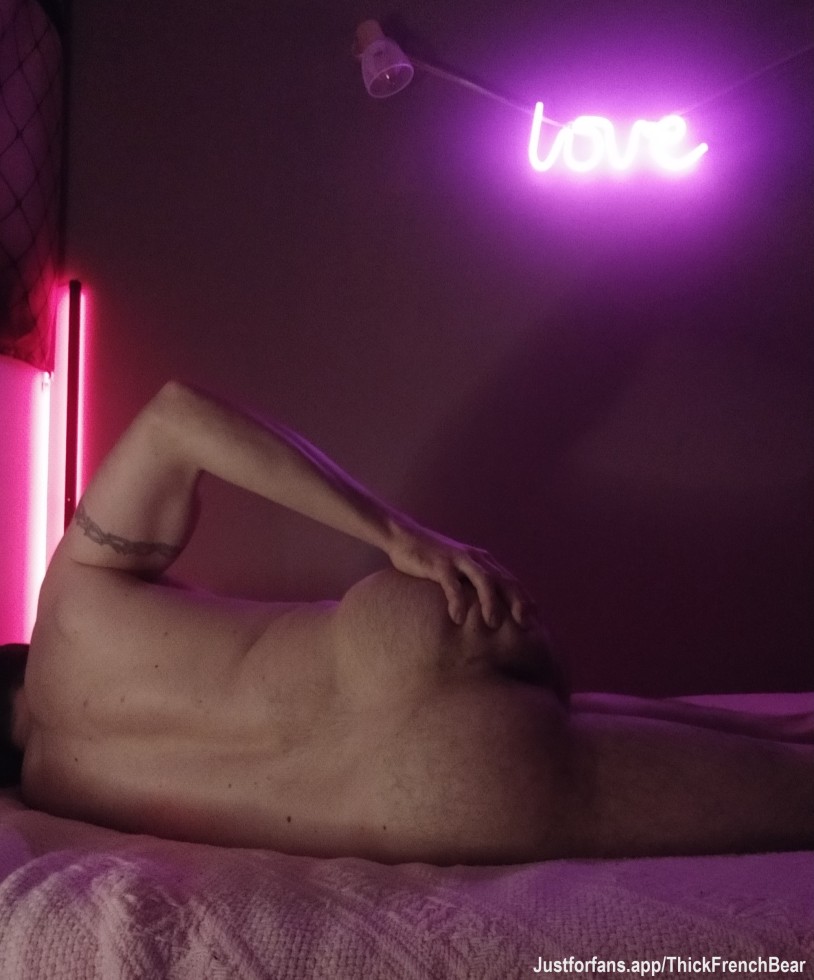 Tonight my virgin bear hole gets visited for the very first time 👉🍑
First finger ever going in… deep
Full 8-min PPV drops at 9 PM
Get ready, it’s gonna be loud 😈💦
#VirginHole #FirstTimeAnal #BearAss #HairyHole #DaddyAss #FrenchBear #AlphaHole #FingerTease