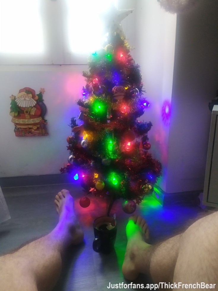 « Christmas tree is up! 🎄✨
Black coffee to chill…
You guys already decorated? ☕🌲
Happy Sunday 😘 »
#ChristmasVibes #FrenchBear #CoffeeTime #SundayMood #BearLifestyle