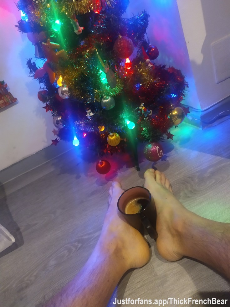 Christmas is coming fast… 🎄
My feet are freezing this morning – they need some serious warming up 🥶🦶
Who wants to come rub, lick, or worship them? 😈
Tip if you’re volunteering 💦
#ColdFeet #FootWorship #WarmMeUp #BearFeet #NaughtyChristmas #FrenchBear