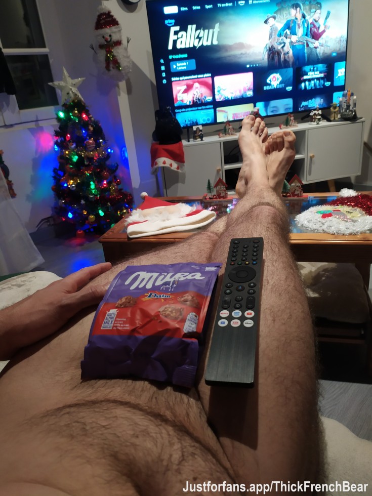 End of the week… pure laziness 🥱🛋️
Feet up, snacks, remote ready – what’s worth watching on Prime tonight?
What are you guys up to? 😏
#LazyFriday #ChillNight #BearRelax #WhatAreYouWatching
#FridayNight #LazyEvening #PrimeBinge #BearChill #FrenchBear