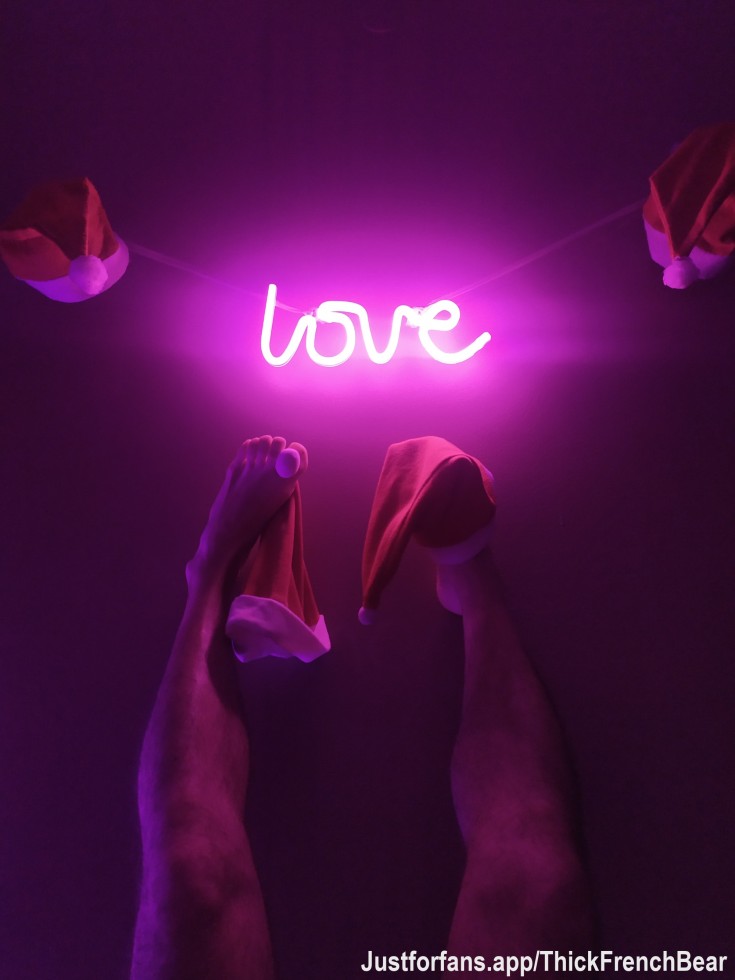 Good night my lovers 🦶❤️
Feet nice and warm under the Christmas hats… ready for the réveillon tomorrow? 😈🎅
Sleep well!
#GoodNight #ChristmasFeet #BearTease #FrenchBear #BonneNuit #ChristmasEve #FootTease #BearFeet # #BearLove #ReveillonReady