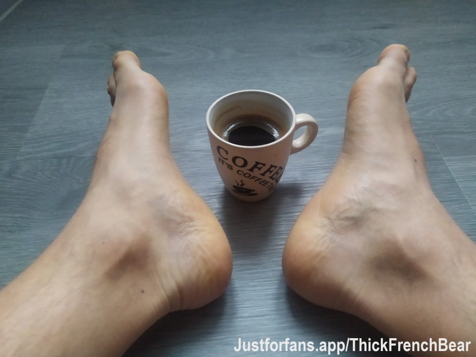 Morning coffee break ☕🦶
Feet nice and warm, coffee piping hot… and the rest is heating up too 😏
Who wants to come lick the coffee drips off my toes? 😛☕🦶😈
Good day my lovers, let's get motivated! 💪❤️
#FootTease #BearFeet #MorningCoffee #FootWorship #FrenchBear #FootFetish #CoffeeAndFeet #BearLovers #MondayVibes #LazyMonday #GayFeet #HairyFeet #FootLicking #BearFeetAddict #FootPlay