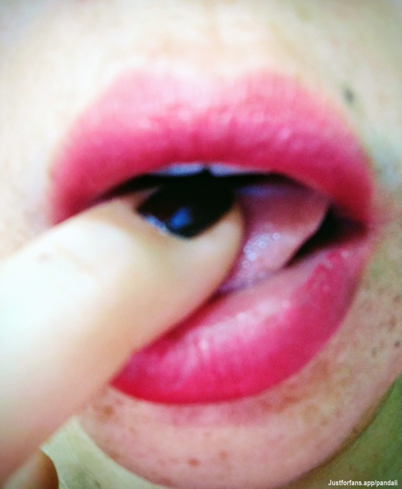 Eu e minha boca!
Real e sem filtros!
Uma pintinha de nascença, e muitas sardas que me tornam única!
E você o que te torna única (o)?