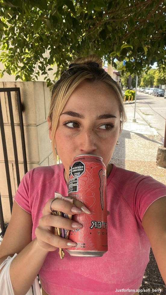 Agarrando energía con una monster jeje😉