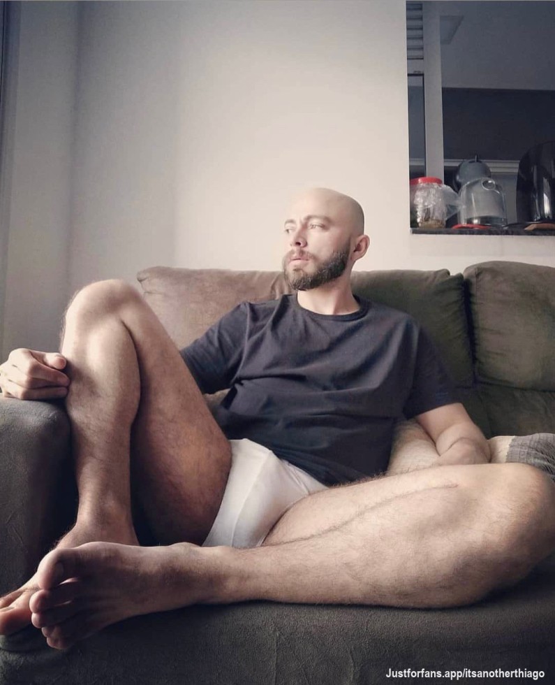 Macho marrento barbudo largado no sofá