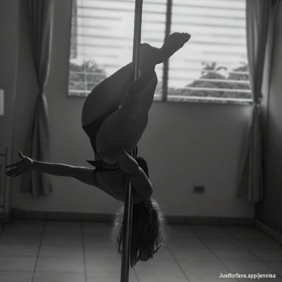 Seductive, deep and movement before my class of pole ❤️‍🔥😊