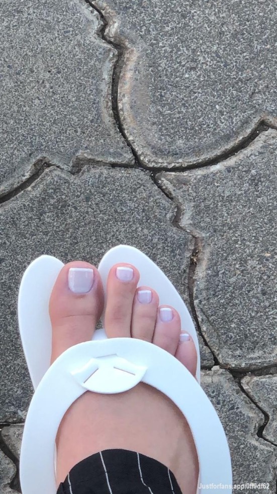 Adorei essa peça para completar meu look, vocês acham que ficou bonito? 🌸
-
I loved this piece to complete my look, do you think it looks good?🌸

#soles #solesfetish #pack #pezinhos #feet #cutefeet #footfetishnation #beautifulfeet #feetpics #feetlovers