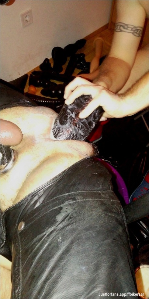 Push that thick dildo deep into my hole...