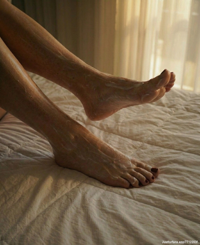 Pele macia que pede um toque... ou pelo menos um olhar mais demorado. 🧴✨ Quem aí já está imaginando a sensação? 💭😈🦶