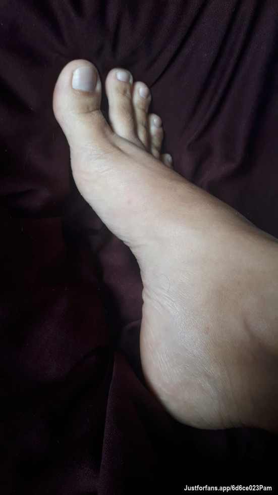 A little tease for you 💕
Do you like them natural or painted? 👣
More waiting for my subscribers….