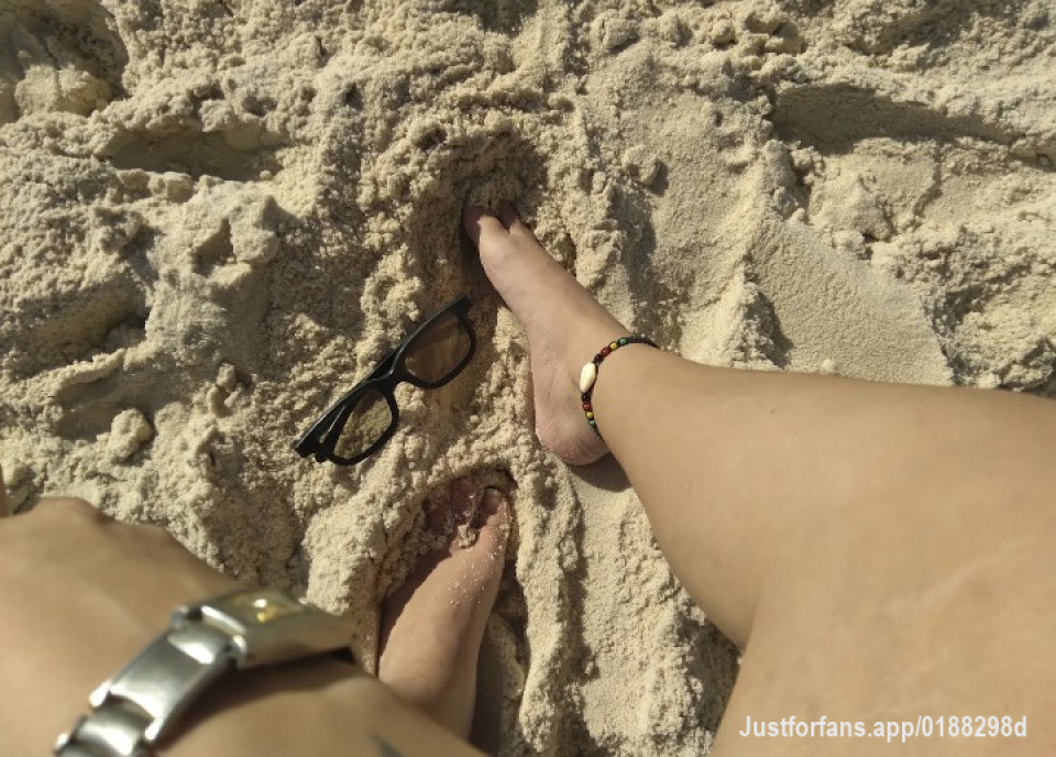 Sand, sun, and perfect soles. 🌊⛱️✨

Which do you prefer: my footprints in the sand or a video of me walking along the beach? Comment below! 👇