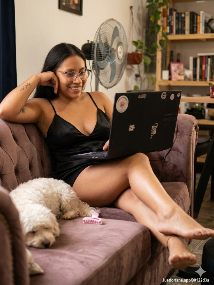 Buenas noches estoy aburrida quiero nuevos amigos suscribete para ver mi contenido mas sexy 🤭