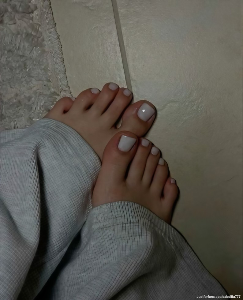 I want to see your white cream on my foot. I want to see you pour it out for me. 😍🥰