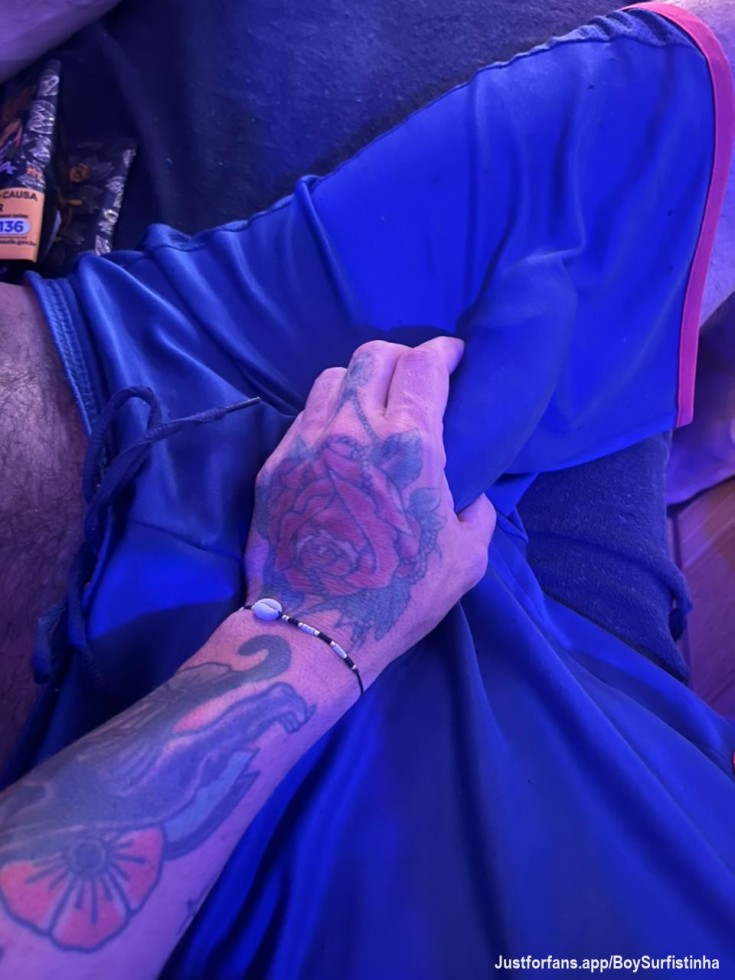 Would you let me hold your dick like this?

deixaria eu segurar na sua pica assim?