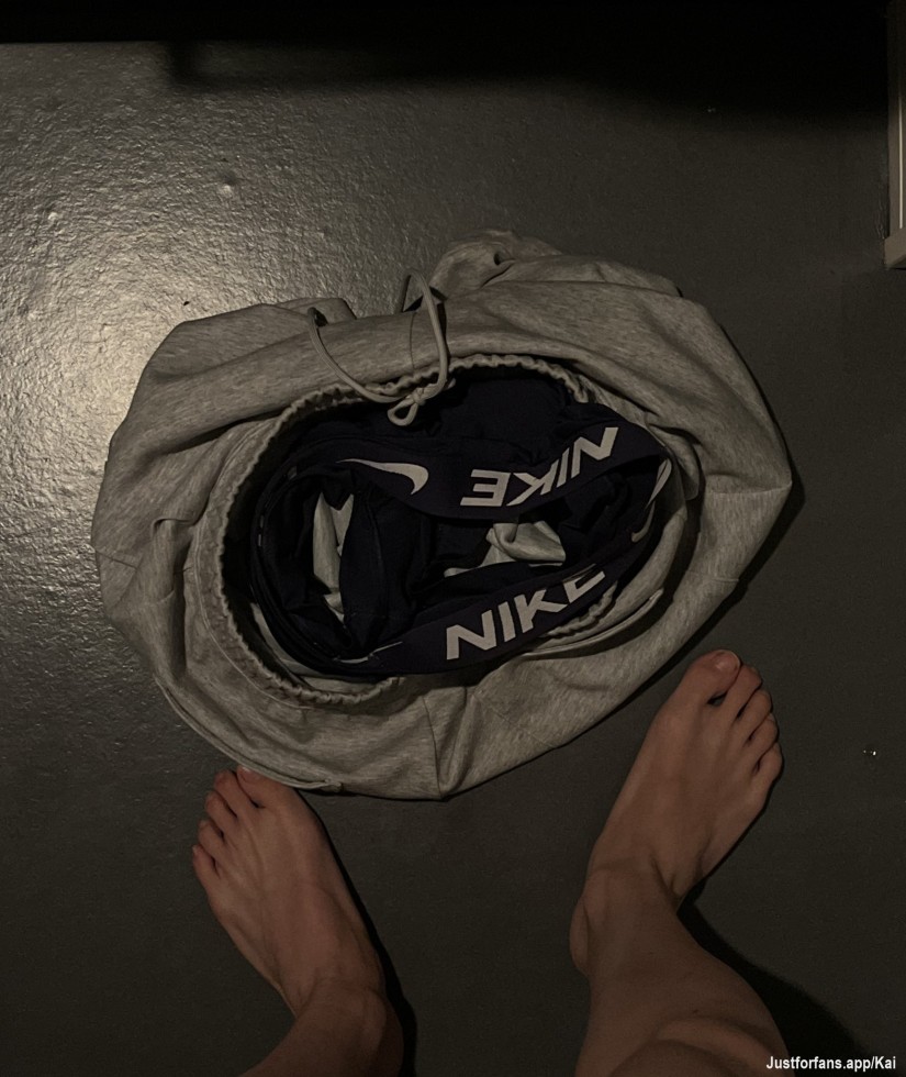 A horny little slut, you won't leave here without cumming a lot with me. Every day I'm here sharing everything with you 22cm