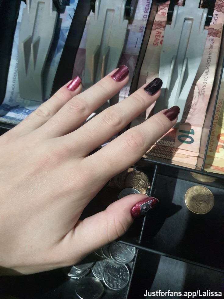 Preciso fazer as unhas, alguém tem alguma sugestão de cor?😅