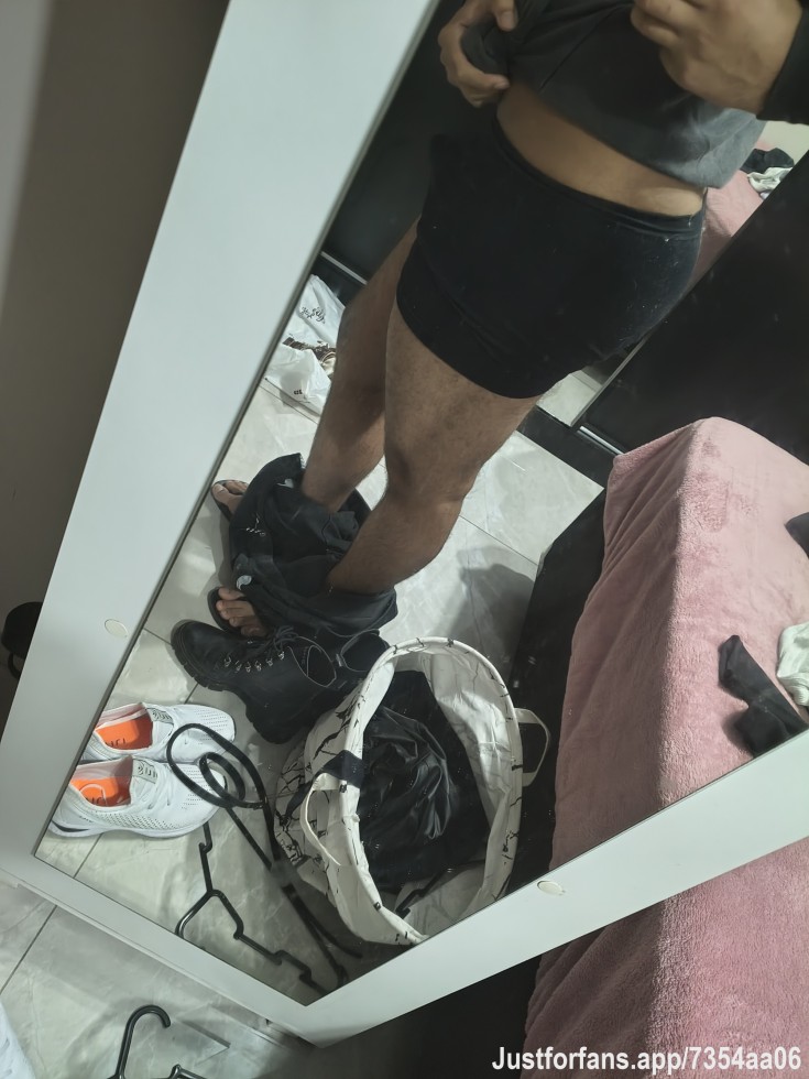 Quem quer ver essas coxas musculosas e esse bumbum gostoso de academia? Podemos combinar o valor, é só me chamar 🤭 350kg no legpress e 200kg no agachamento livre, nem falo os pesos que uso pros glúteos hahahaha