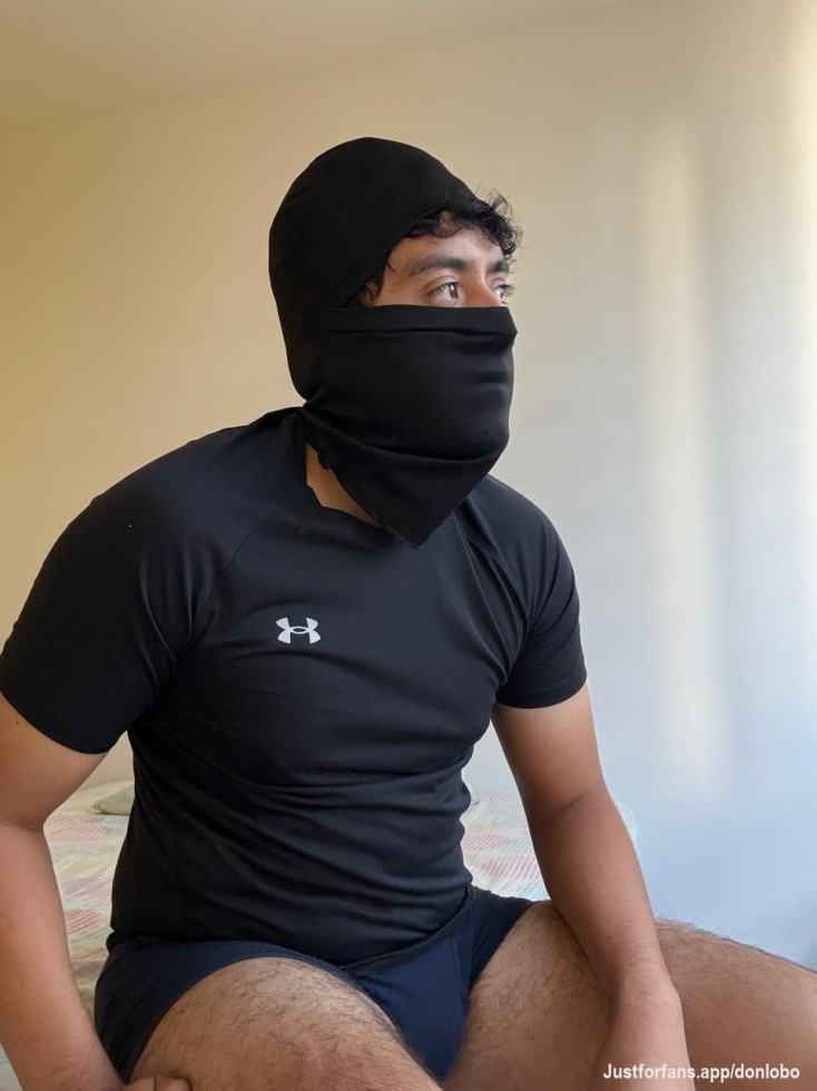 "Un descanso después del entrenamiento... o el comienzo de algo mejor. 😈 Suscríbete para acceder a mi contenido privado sin censura."