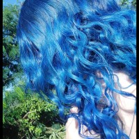 Gigi the girl with blue hair 🩵